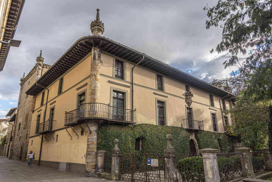 Guipúzcoa - Oñati 12 - palacio Lazarraga.jpg